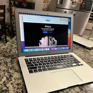 MacBook Air Laptop 13  (2017)
Excellent Condition Big Sur Installed